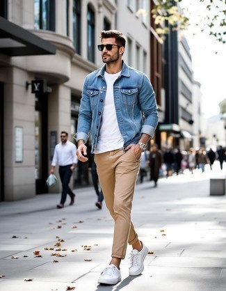 С чем носить черно-синие солнцезащитные очки мужчине