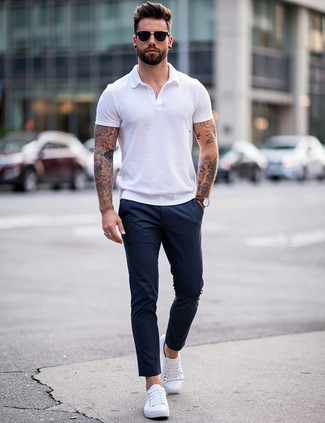 С чем носить черно-синие солнцезащитные очки мужчине