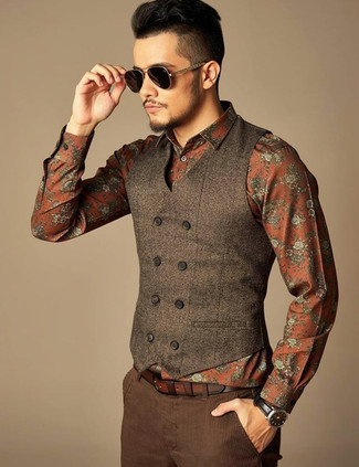 С чем носить черно-синие солнцезащитные очки мужчине