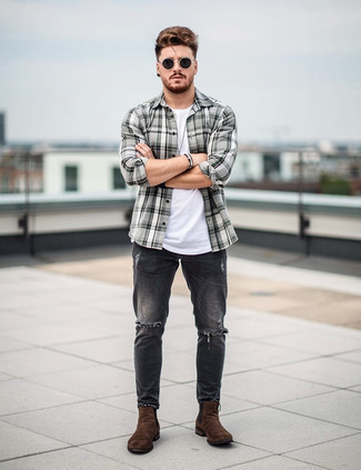 С чем носить черно-синие солнцезащитные очки мужчине