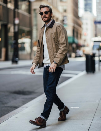 С чем носить черно-синие солнцезащитные очки мужчине