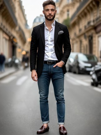 Какие джинсы носить с черно-золотым пиджаком мужчине