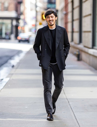 Какие джинсы носить с черно-золотым пиджаком мужчине