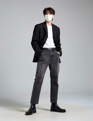 Какие джинсы носить с черно-золотым пиджаком мужчине