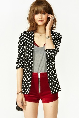 Какие майки носить с черно-золотым пиджаком женщине