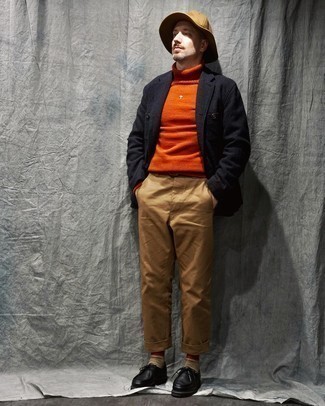 Какие водолазки носить с черно-золотым пиджаком мужчине