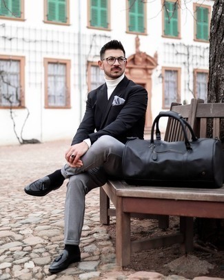 Какие водолазки носить с черно-золотым пиджаком мужчине