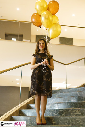 С чем носить черно-золотые серьги