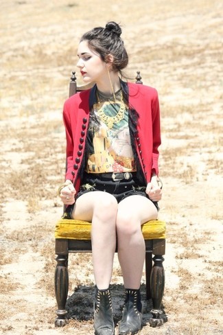 С чем носить черно-золотой ремень с украшением женщине