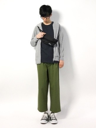 С чем носить черно-золотую поясную сумку мужчине