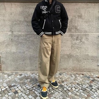 С чем носить черно-золотую поясную сумку мужчине