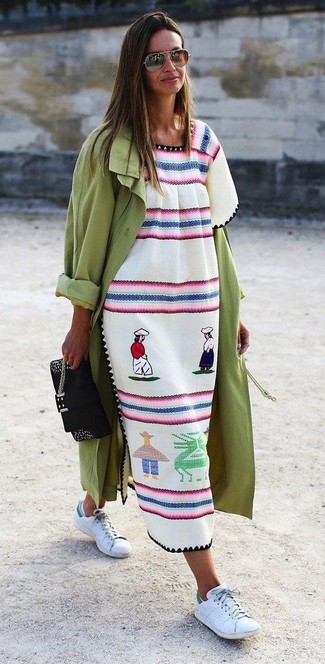 С чем носить черно-золотой клатч с шипами