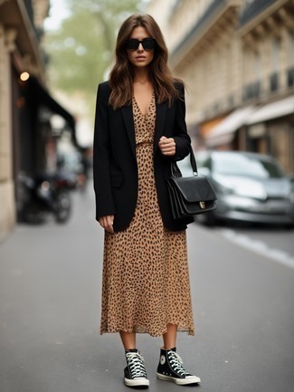 С чем носить черно-золотые солнцезащитные очки женщине