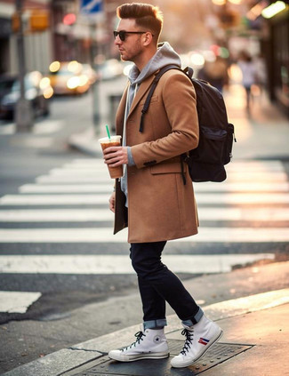 С чем носить черно-золотые солнцезащитные очки мужчине