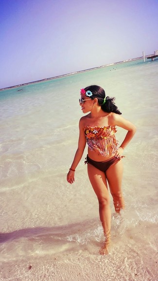 С чем носить черно-золотые солнцезащитные очки женщине