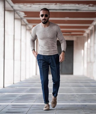 С чем носить черно-золотые солнцезащитные очки мужчине