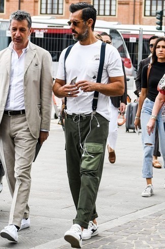 С чем носить черно-золотые солнцезащитные очки мужчине