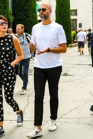 С чем носить черно-золотые солнцезащитные очки мужчине