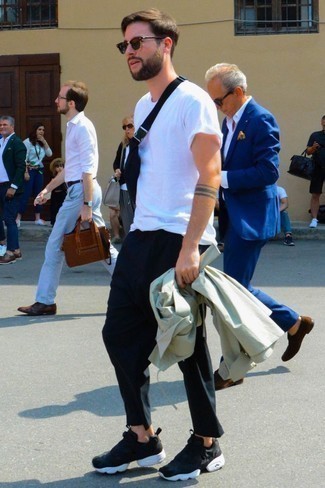 С чем носить черно-золотые солнцезащитные очки мужчине