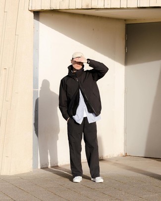 С чем носить черно-золотую ветровку мужчине