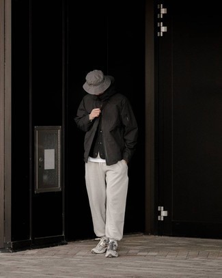 С чем носить черно-золотую ветровку мужчине