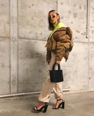 С чем носить черно-серебряные босоножки на каблуке