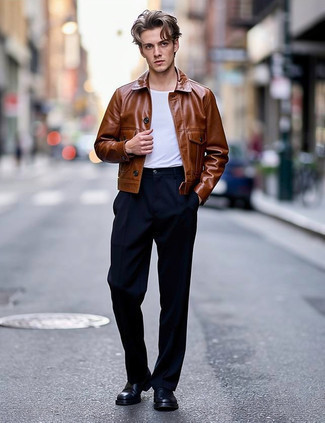 С чем носить черно-серебряные кожаные ботинки челси мужчине