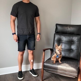 С чем носить черно-серебряные кожаные низкие кеды мужчине