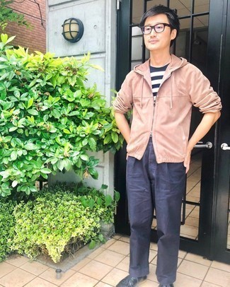 С чем носить черно-серебряные кожаные низкие кеды мужчине