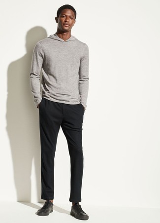 С чем носить черно-серебряные кожаные низкие кеды мужчине