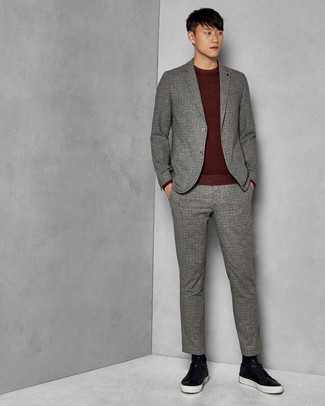 С чем носить черно-серебряные кожаные низкие кеды мужчине