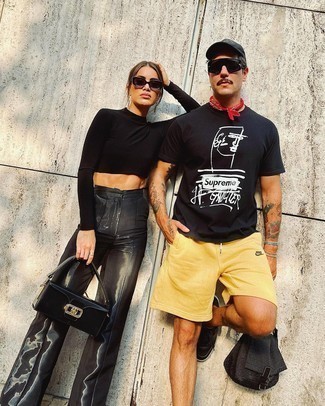 С чем носить черно-серебряные кожаные низкие кеды мужчине