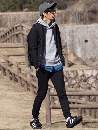 С чем носить черно-серебряные кожаные низкие кеды мужчине