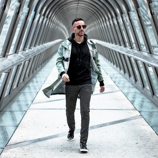 С чем носить черно-серебряные кожаные низкие кеды мужчине