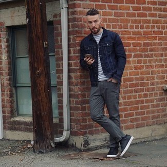 С чем носить черно-серебряные кожаные низкие кеды мужчине