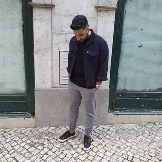 С чем носить черно-серебряные кожаные низкие кеды мужчине