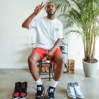 С чем носить черно-серебряные кожаные низкие кеды мужчине