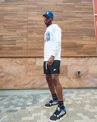 С чем носить черно-серебряные кожаные низкие кеды мужчине