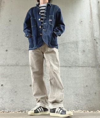 С чем носить черно-серебряные кожаные низкие кеды мужчине