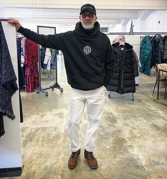 С чем носить черно-серебряный худи с принтом мужчине