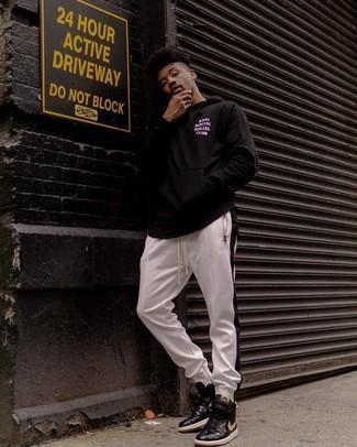 С чем носить черно-серебряный худи с принтом мужчине