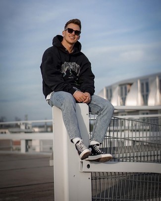 С чем носить черно-серебряный худи с принтом мужчине