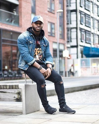 С чем носить черно-серебряный худи с принтом мужчине