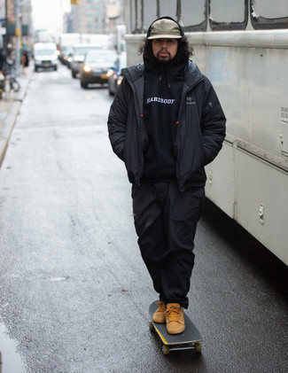 С чем носить черно-серебряный худи с принтом мужчине