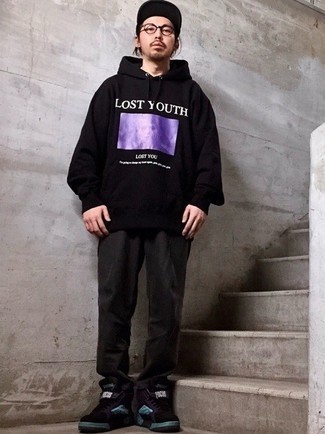 С чем носить черно-серебряный худи с принтом мужчине