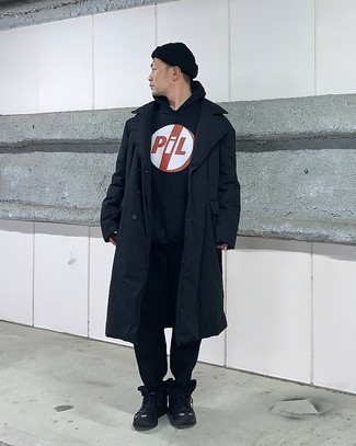 С чем носить черно-серебряный худи с принтом мужчине