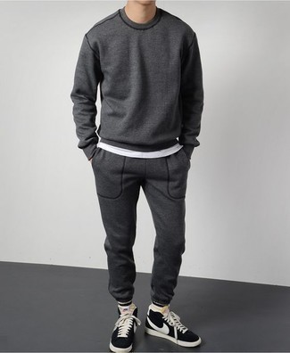 С чем носить черно-серебряные замшевые высокие кеды мужчине