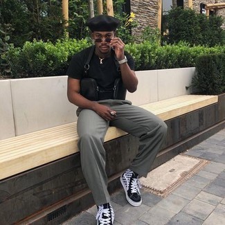 С чем носить черно-бежевые высокие кеды в клетку мужчине