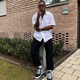 С чем носить черно-бежевые высокие кеды в клетку мужчине