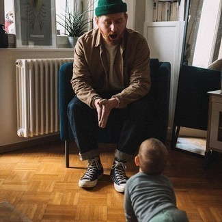 С чем носить черно-бежевые высокие кеды мужчине